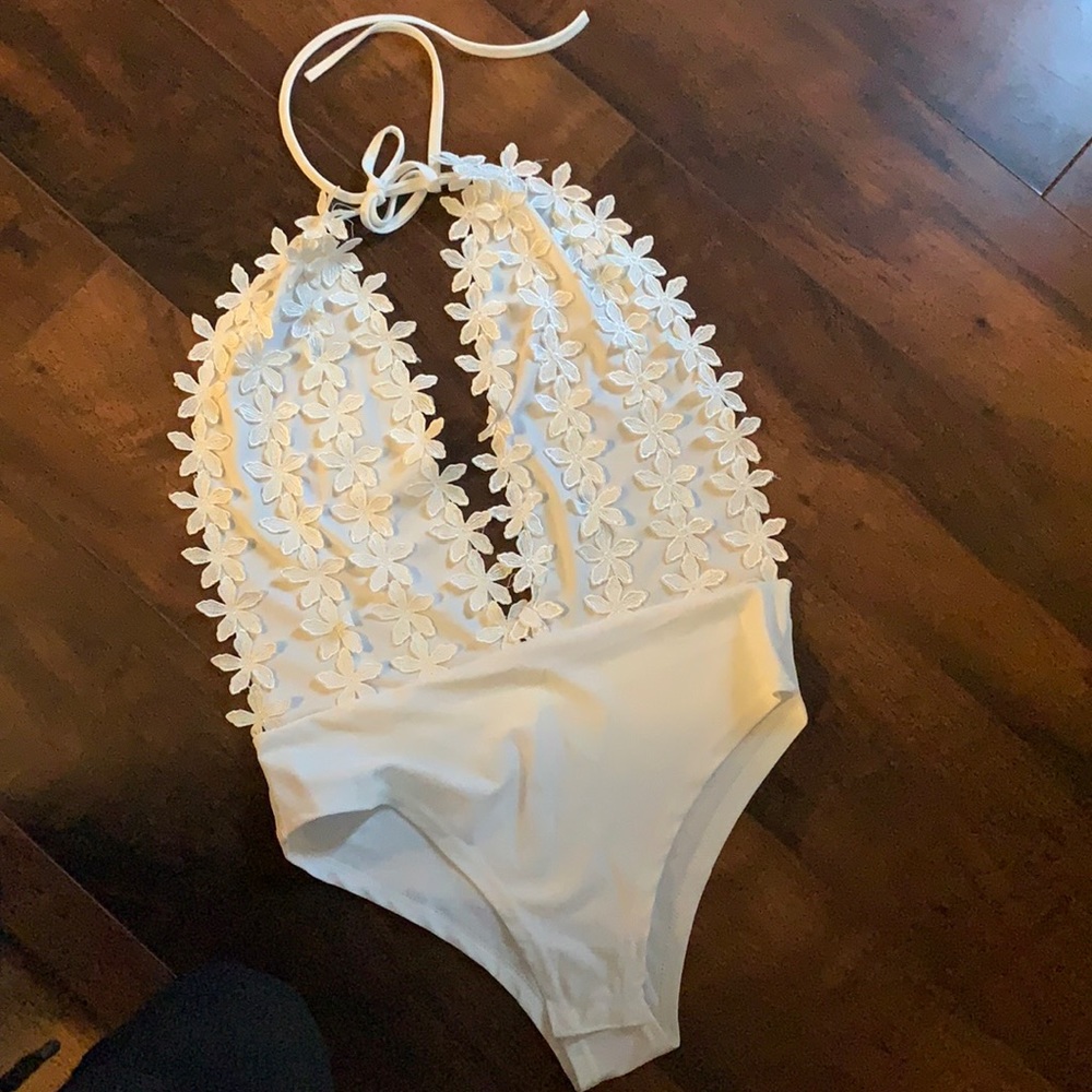 White v-neck flower bodysuit